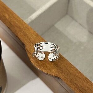 Geometric lines cross ring for women